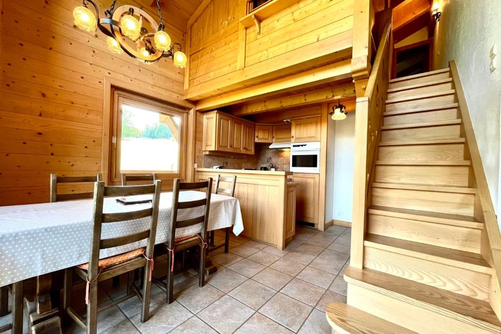 une cuisine et une salle à manger avec une table et des chaises dans l'établissement Apartment with balcony at the gates of Megève, à Combloux