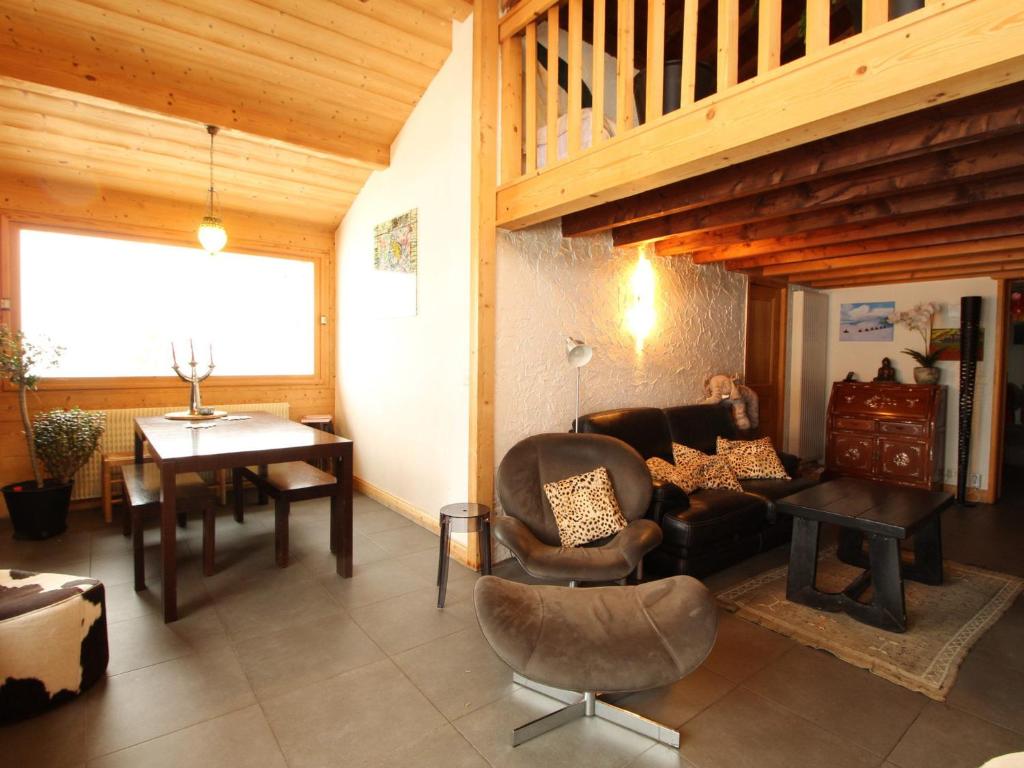 un salon avec un canapé et une table dans l'établissement Chalet 8 pers, 3 ch + mezzanine, au pied des pistes, WIFI, PARKING - FR-1-572-33, aux Carroz d'Arâches