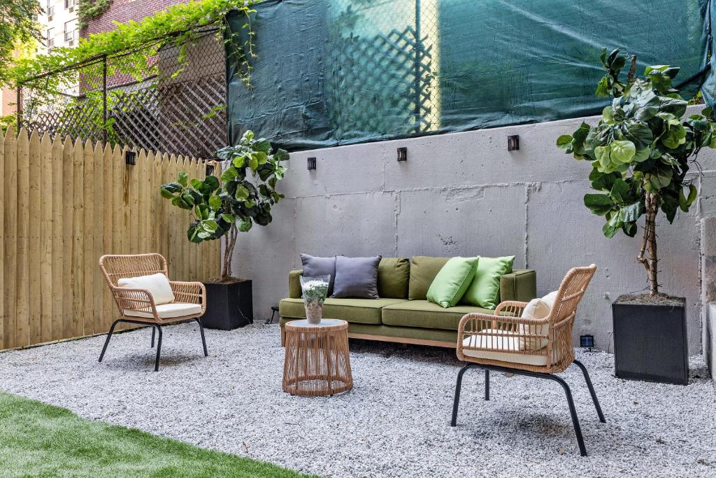 Ruang duduk di Brownstone 2 Bed with Private Backyard near Subway