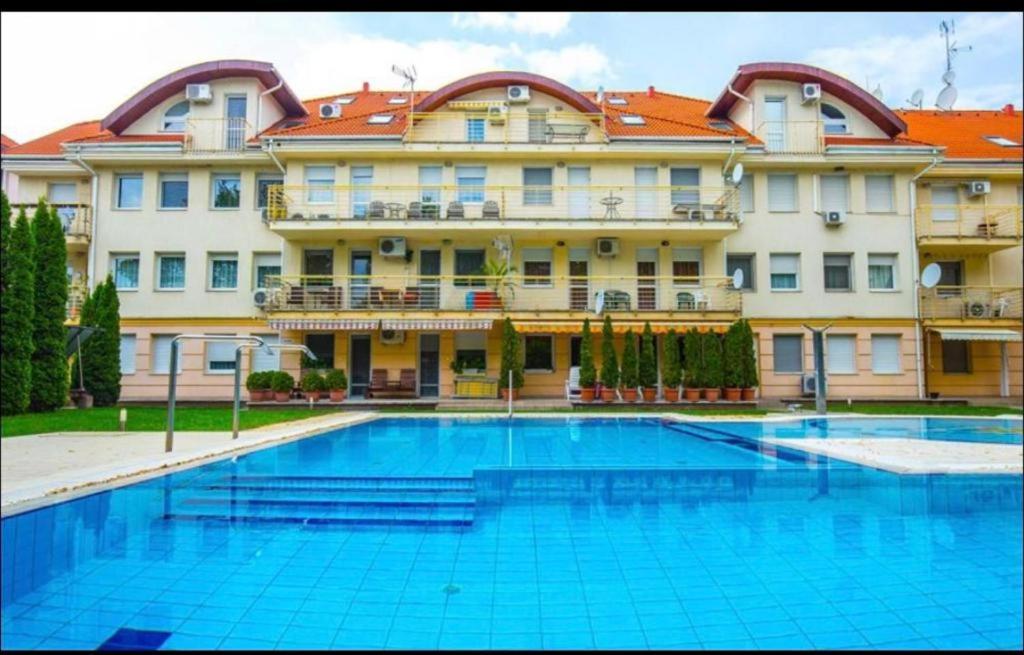 Swimmingpoolen hos eller tæt på Hello Holiday Apartman