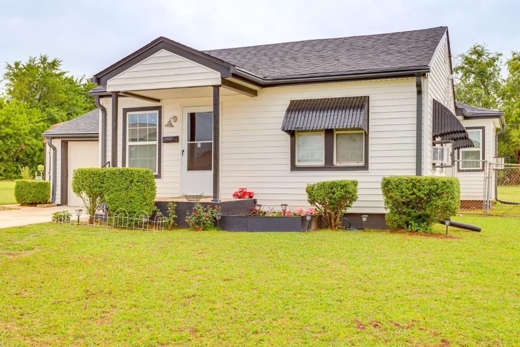 Κήπος έξω από το Eastside OKC Hideaway Yard, 1 Mi to State Capitol