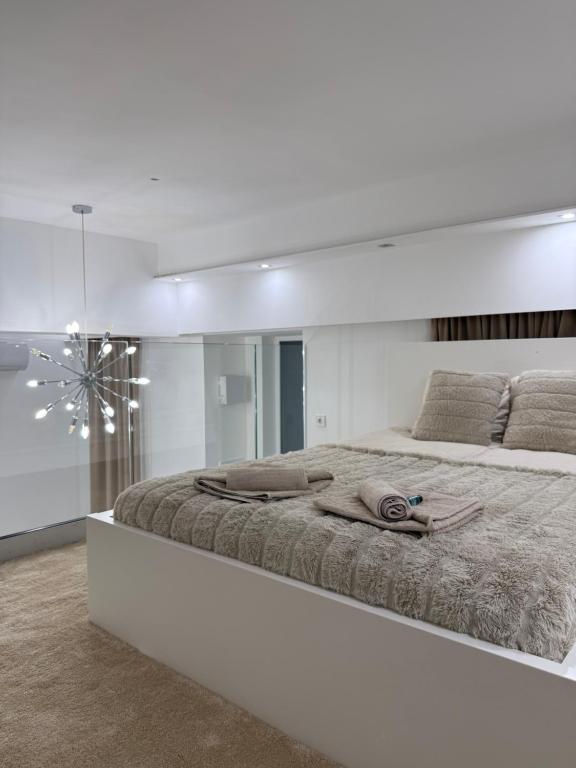 Postel nebo postele na pokoji v ubytování St Stephen Luxury Apartment