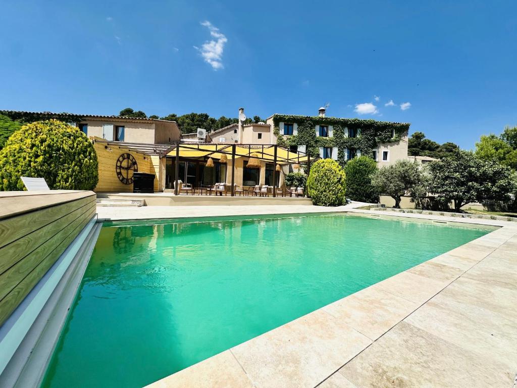 une piscine au milieu d'une maison dans l'établissement La Réserve Provence, à Vaugines