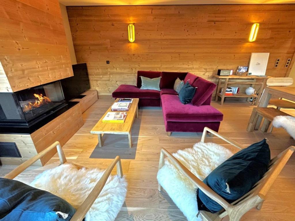 un salon avec un canapé et une cheminée dans l'établissement Appartement 4P 8 Pers avec Cheminée et Parking à Saint-Martin-de-Belleville - FR-1-452-377, à Saint-Martin-de-Belleville