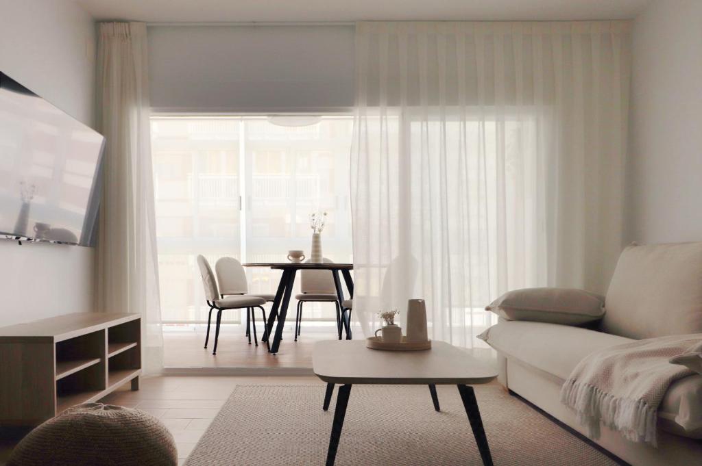 un soggiorno con un divano e un tavolo di ESTORIL Vista Mar Premium Special a Benicàssim