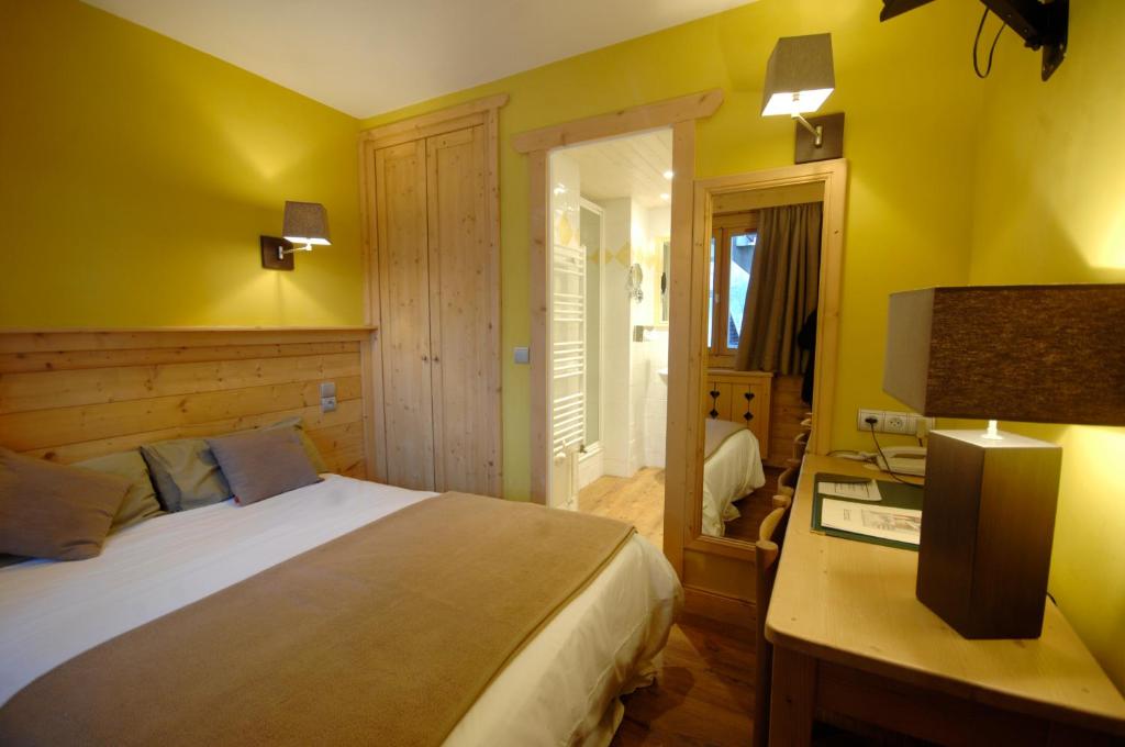 Postel nebo postele na pokoji v ubytování Hotel Le Monal