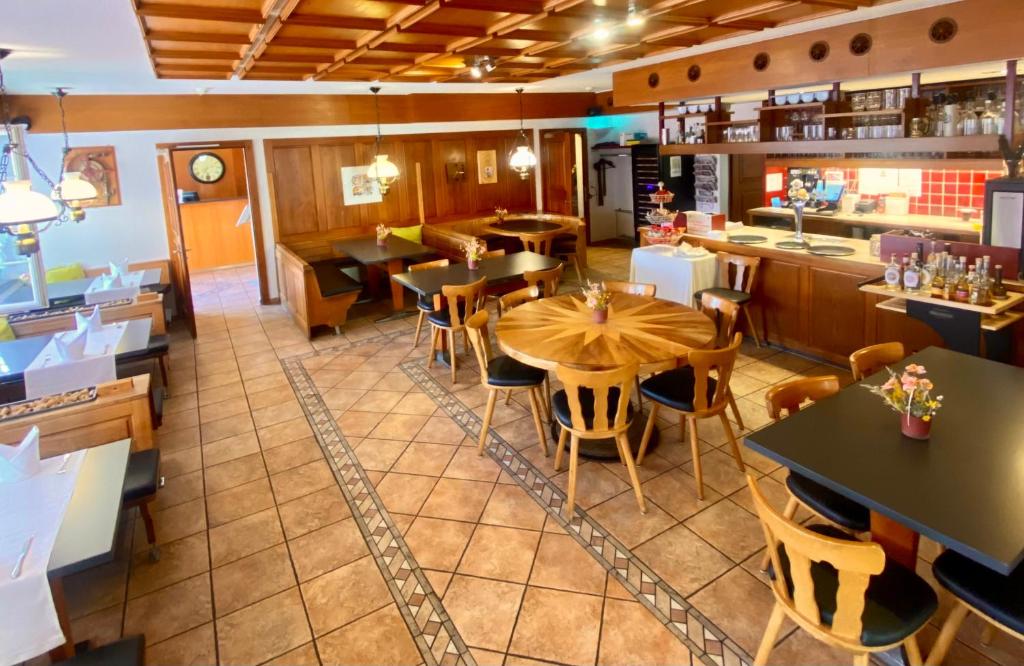 Lounge nebo bar v ubytování Hotel zum Roten Löwen