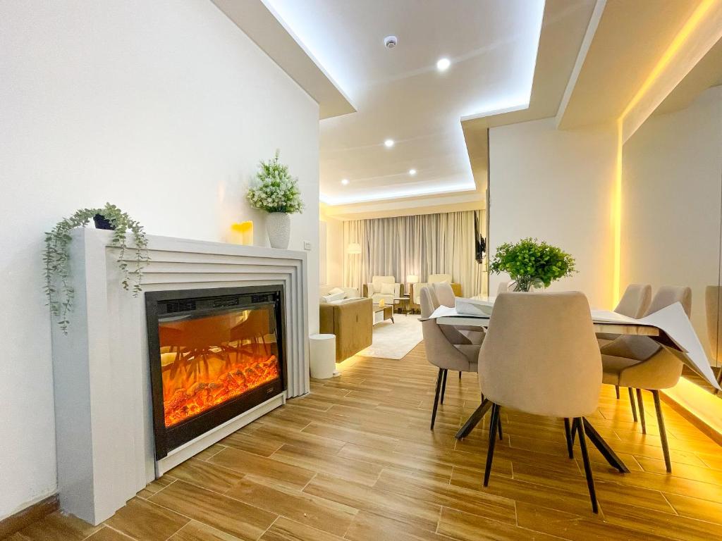 亚的斯亚贝巴Elegant 3Br Oasis in Heart of Addis Ababa的带壁炉、桌椅的客厅