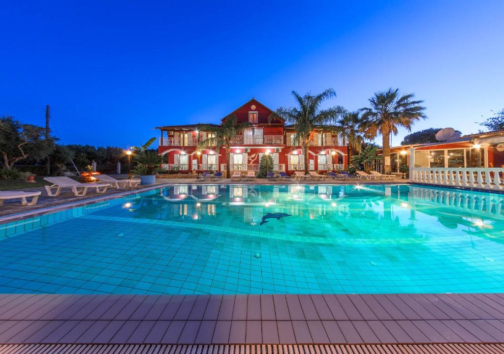 una grande piscina di fronte a una casa di Borsalino Studios & Apartments a Laganas