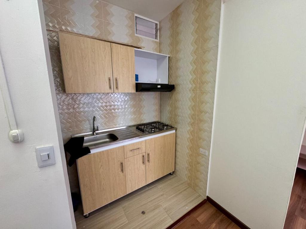 Η κουζίνα ή μικρή κουζίνα στο Urban Comfort Steps from Uniboyaca