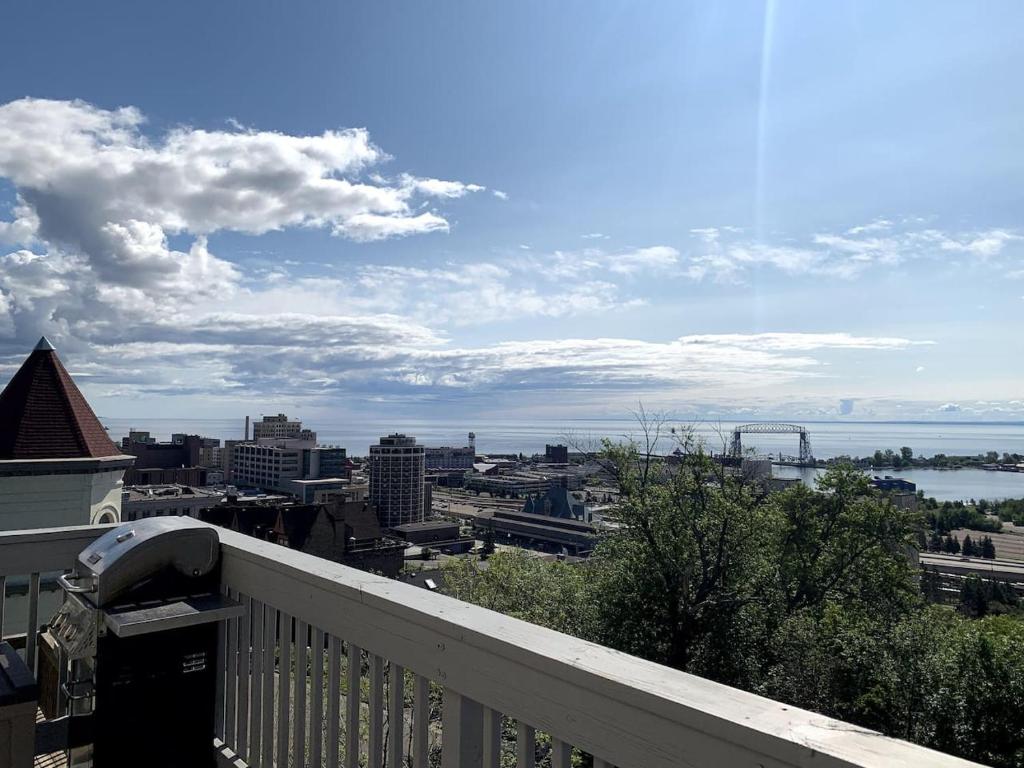 una vista di una città da un balcone di Whole House with Lake and Lift Bridge Overlook for 10 Guests a Duluth