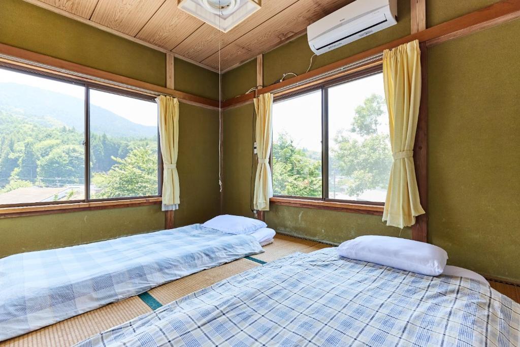 相模原市にあるSagamihara - House - Vacation STAY 19165の窓が2つある部屋にベッドが2つある