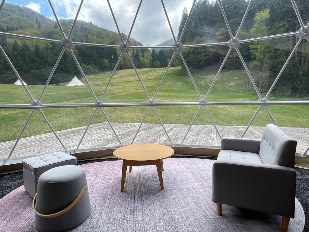 UtsunobaraにあるMizuho Highland - Vacation STAY 19305vの大きなガラスのドーム(テーブル、椅子付)が備わる客室です。