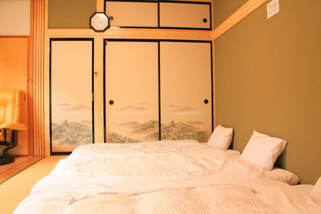 un lit dans une chambre avec une grande fenêtre dans l'établissement Yamanakako Resort House - Vacation STAY 22038v, à Yamanakako