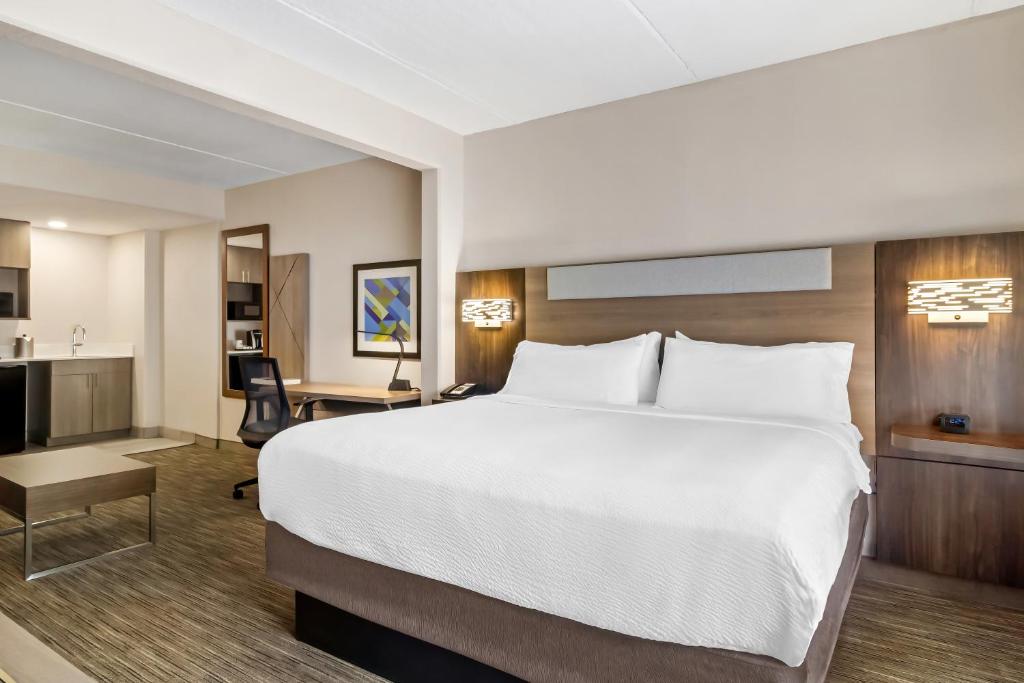 Holiday Inn Express & Suites Jacksonville South East - Medical Center Area by IHG - King Suite