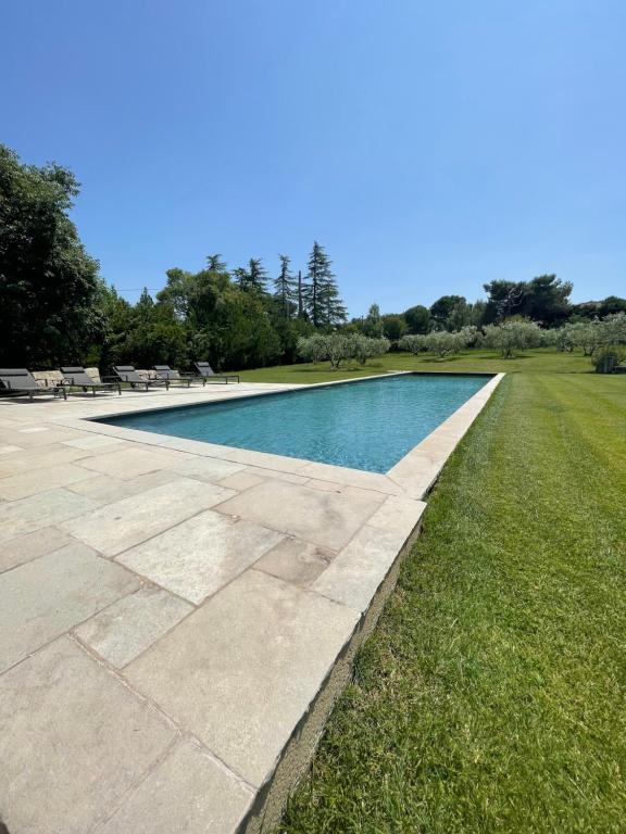 - une piscine dans un parc avec une pelouse dans l'établissement Mas de Nanor, à Saint-Rémy-de-Provence