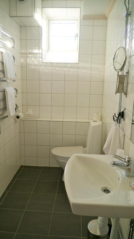 Koupelna v ubytování Låsta Gårdshotell