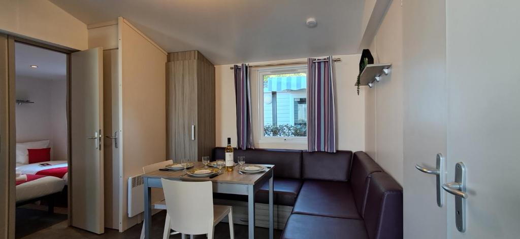 un salon avec un canapé et une table dans une pièce dans l'établissement Soleilla - 7 kms plage - Confort - Lumineux - Détente, à Saint-Hilaire-de-Riez