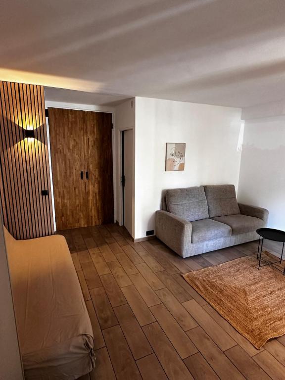 Photo de la galerie de l'établissement Studio en RDC avec terrasse jardin et parking, à Cavalaire-sur-Mer