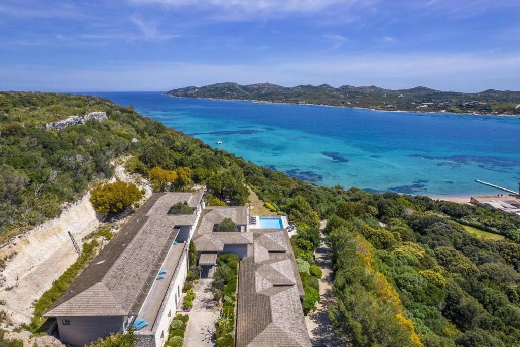 - une vue aérienne sur une maison située sur une colline à côté de l'océan dans l'établissement Beautiful home in Vico, à Vico