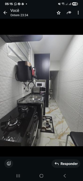 mit Blick auf eine Küche mit einem Herd mit Backofen in der Unterkunft Studio Luxo decorado total Ar condicionado in São Paulo