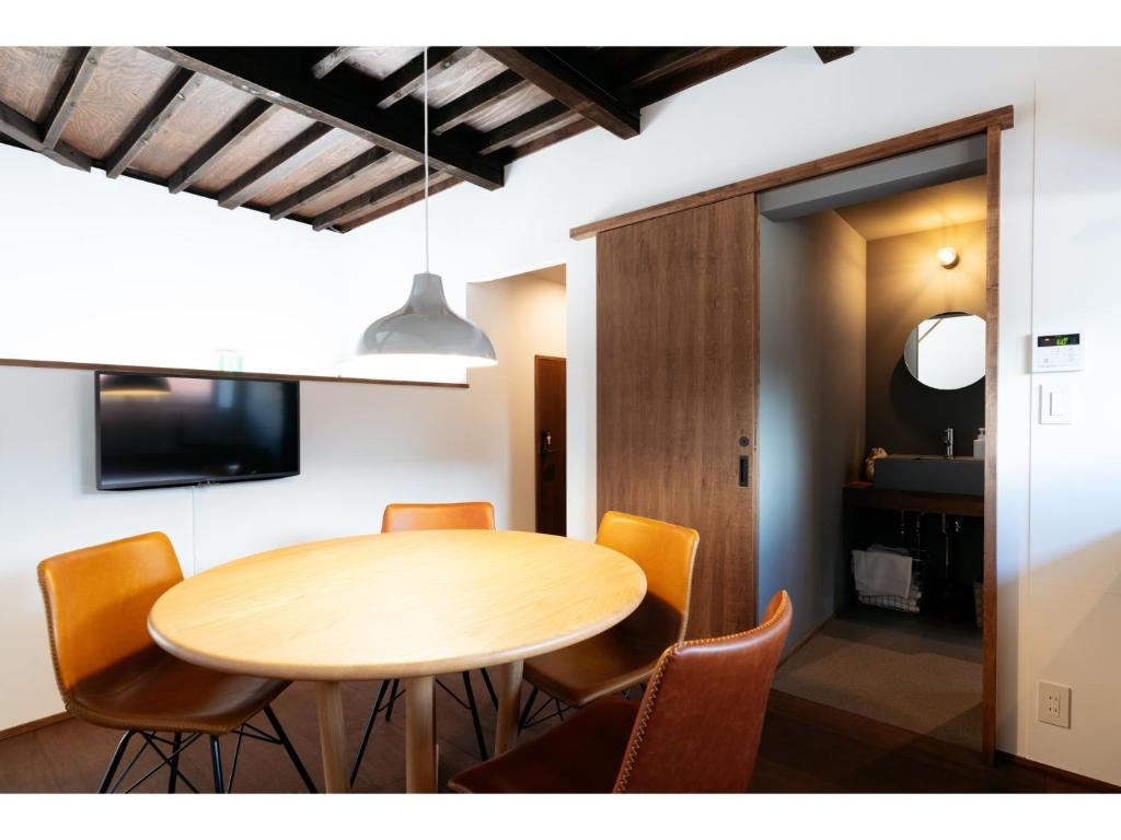 jadalnia z drewnianym stołem i krzesłami w obiekcie Tengu Tabine-Cotengu Tabine - Vacation STAY 04527v w mieście Kanazawa