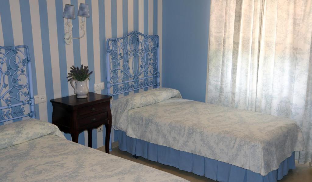 Postel nebo postele na pokoji v ubytování Hostal Emilia