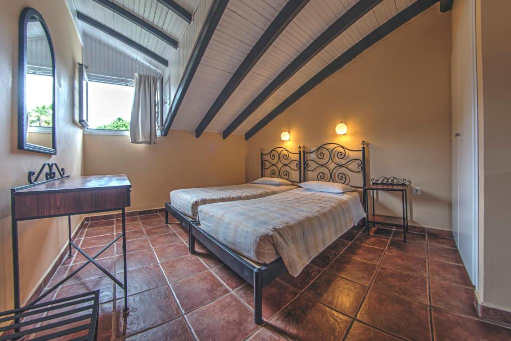 Postel nebo postele na pokoji v ubytování Legends Hotel Sidari Corfu