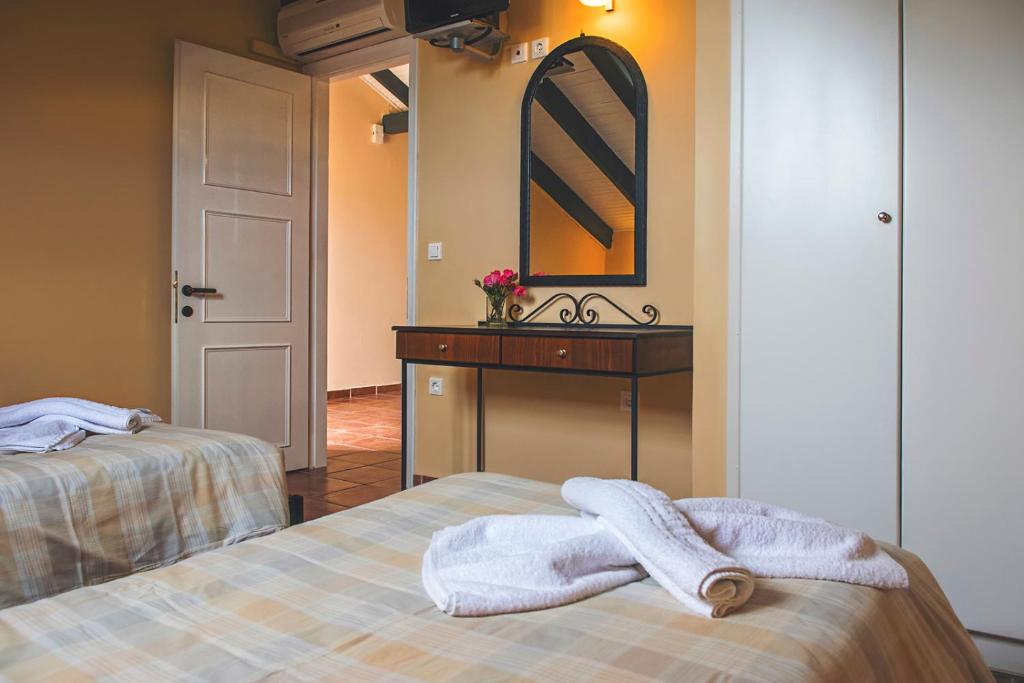 Postel nebo postele na pokoji v ubytování Legends Hotel Sidari Corfu