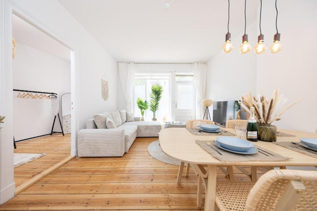 un soggiorno con un tavolo e un divano di SUHU Berlin Apartments a Berlino
