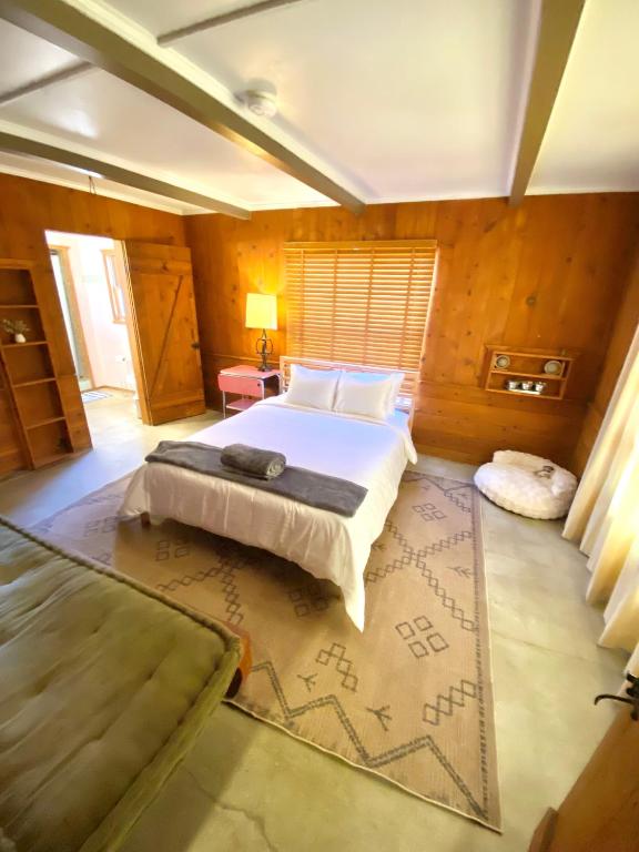 Rúm í herbergi á Joshua Tree Ranch House Motel - Downtown - Room #1