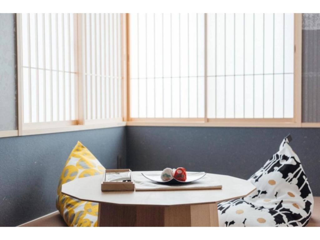 un tavolo con un piatto di cibo sopra di Isizue Tabine - Vacation STAY 30976v a Kanazawa