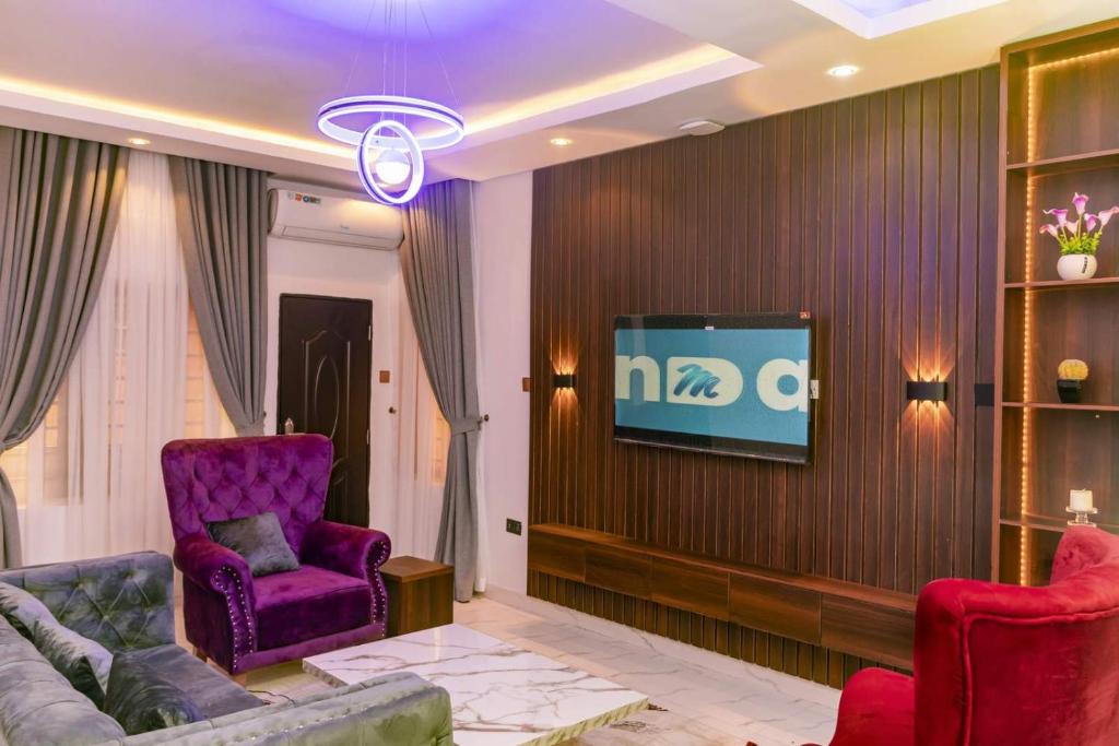 Posezení v ubytování Crowned Crest Apartments