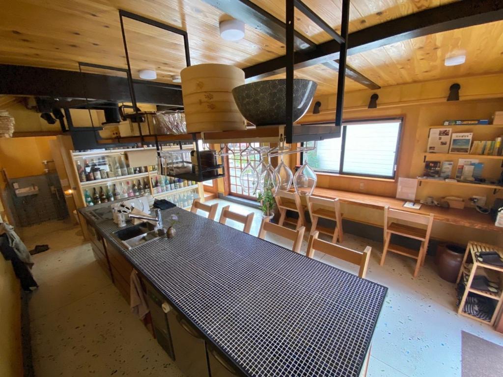 Oyado Tototo - Vacation STAY 37451v في Akune: مطبخ مع طاولة وكراسي في الغرفة