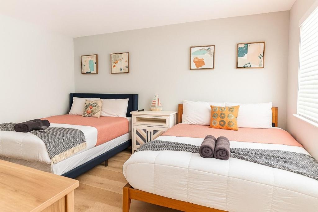 Un dormitorio con dos camas y una mesa. en Beachside 1BR Apt - Walk to Hollywood Dania Beach, en Dania Beach