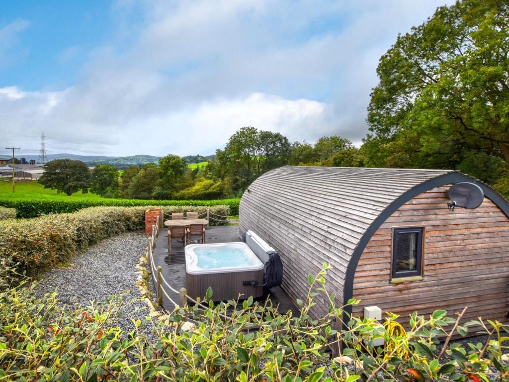 un grande edificio circolare con vasca nel cortile di 2 Bed in Corwen 80318 a Gwyddelwern