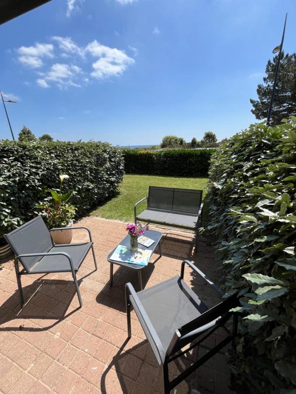 d'une terrasse avec deux chaises et une table. dans l'établissement Le grand large, 50m de la mer, à Carnac