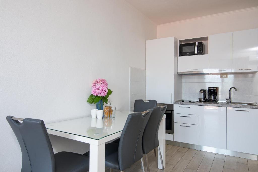 Kuchyň nebo kuchyňský kout v ubytování Apartmani Gaby