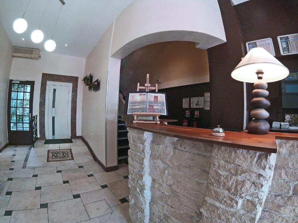 a bar in a restaurant with a stone counter at Les Palmiers in Fréjus