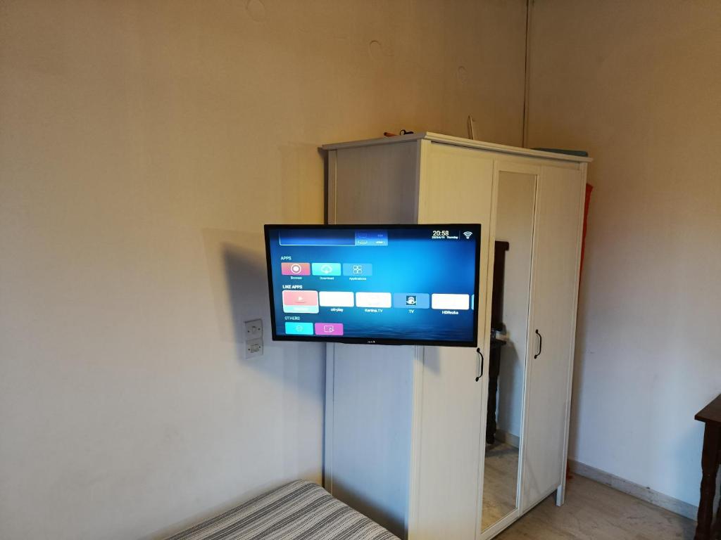 TV i/ili multimedijalni sistem u objektu Beautiful nearby beach house with garden, private pool and large yard