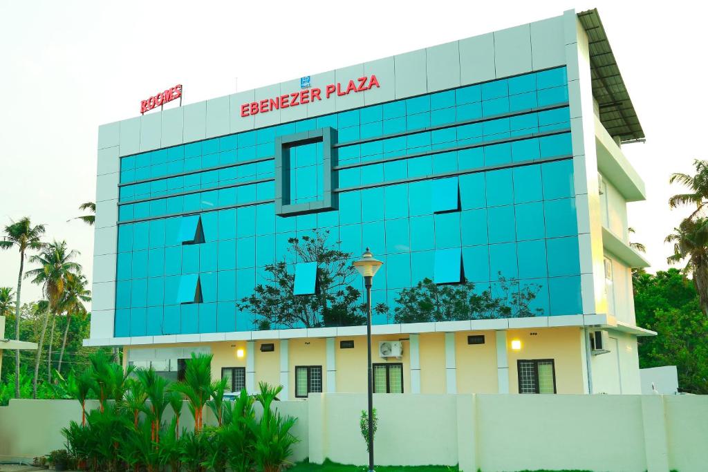 um edifício com um sinal que lê Breaker Plaza em Ebenezer Plaza em Nedumbassery