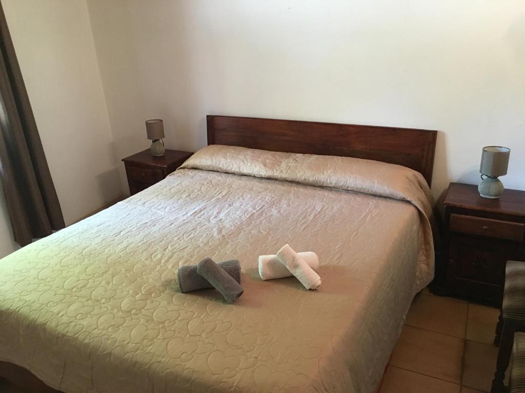 1 dormitorio con 1 cama con 2 toallas en Villa Elite, en Tropea