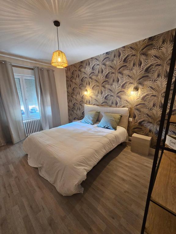 - une chambre avec un grand lit escamotable dans l'établissement La Villa Milady, à Salies-du-Salat