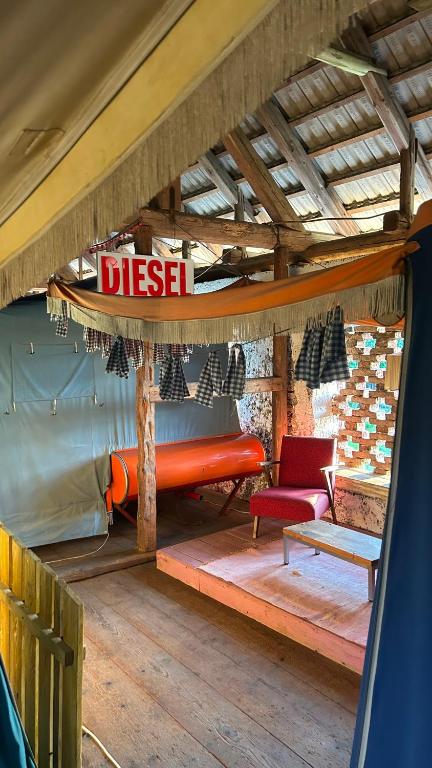 Posezení v ubytování Nomads Glamp