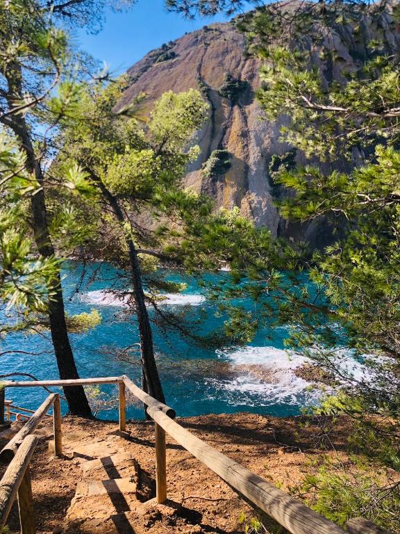 un escalier menant à une rivière avec une montagne dans l'établissement A la ciotat très beau studio vue mer 28m2 climatisé Horizons Marins, à La Ciotat