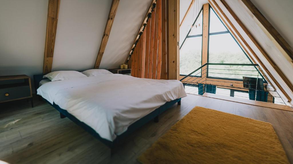 Postel nebo postele na pokoji v ubytování A-frame Marisa Vadu Crisului