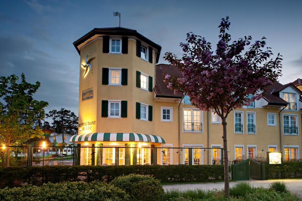 a building with a clock on the side of it at Strandhotel Seestern in Baabe