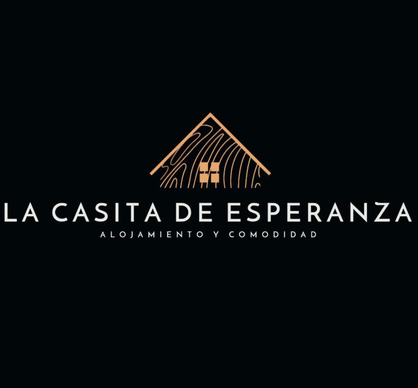 ein Logo für ein Unternehmen mit einem Gebäude in der Unterkunft La Casita de Esperanza in Abancay