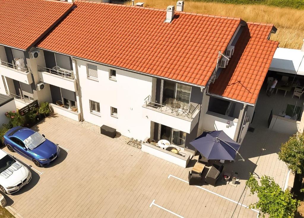 扎顿Apartment Lukas的享有白色房子顶部的橙色屋顶景色