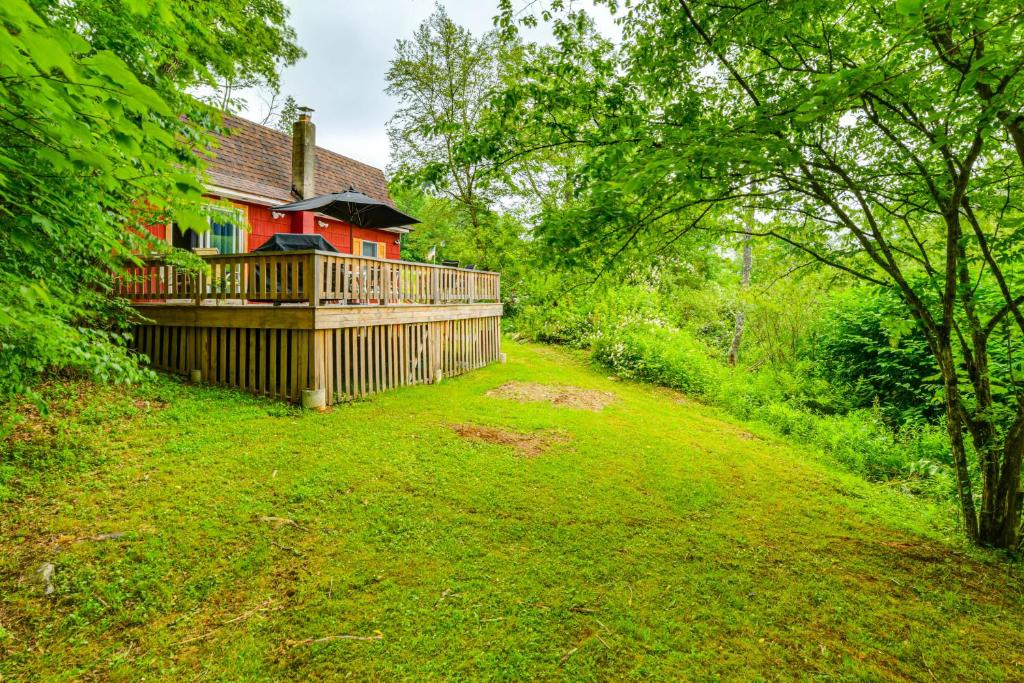 Taman di luar Mtn-View Deck and Grill Creekside Catskills Cabin!